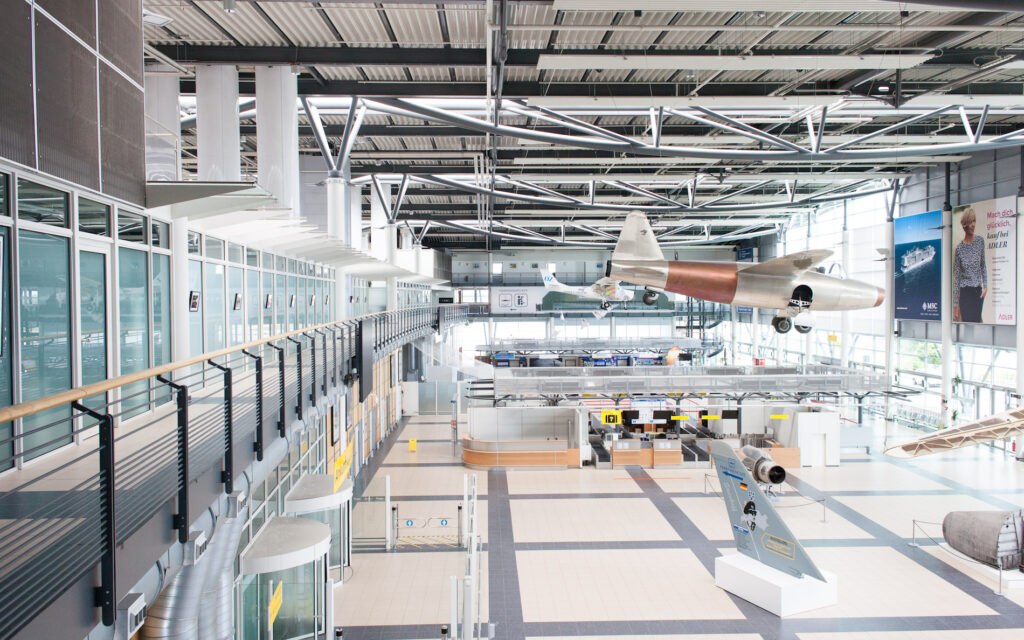 Drehort Flughafen Rostock Flughafenhalle von oben